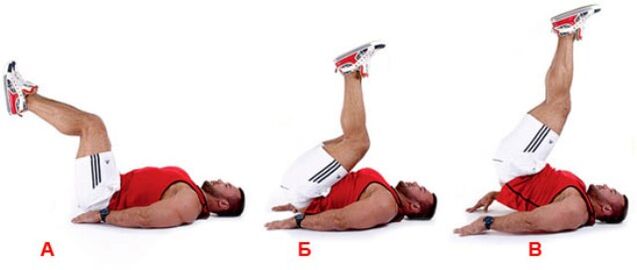 El hombre realiza la torsión invertida del ejercicio